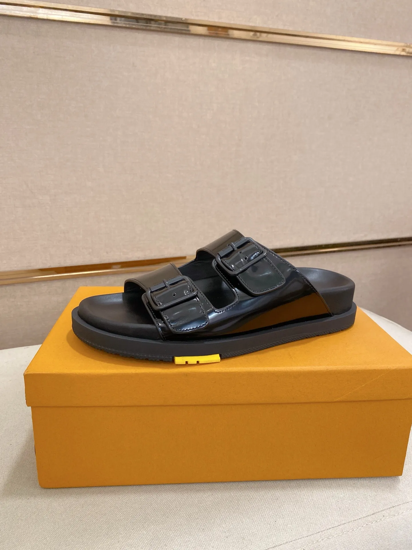Factory price: 420💰Made by LV🔍Top purchasing agent. Men's spring and summer slippers are available at the same counter. The uppers are made of cowhide imported from Italy. High-quality craftsmanship, soles: original soles specially provided by the original factory, exclusive movable molded soles are super comfortable, original factory follow-up goods, 🔍🔍high quality, can be entered and exited the counter at will, welcome to compare, code number 38-44. Can be customized45